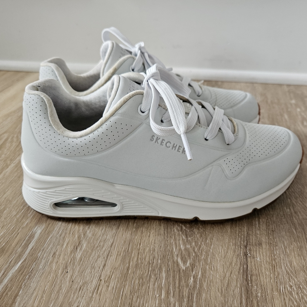 Women's size 8 skechers uno tennis shoe sneakers white silver.